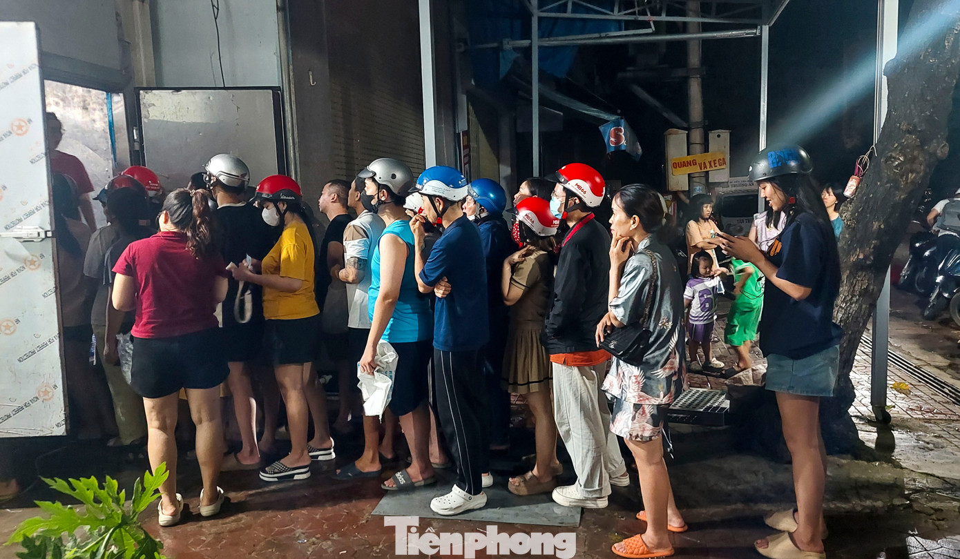 Sau bão số 13, người dân ở Gia Lai chen nhau mua đá lạnh vì mất điện kéo dài - Ảnh 1.