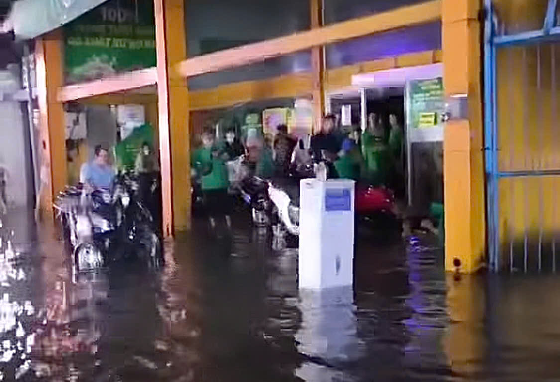 Nam thanh niên đang đi bộ gần tủ điện ở trung tâm TP HCM thì bất ngờ co giật, ngã xuống nguy kịch - Ảnh 2. Điện giật gây chết người ở trung tâm TP HCM - Ảnh 2.