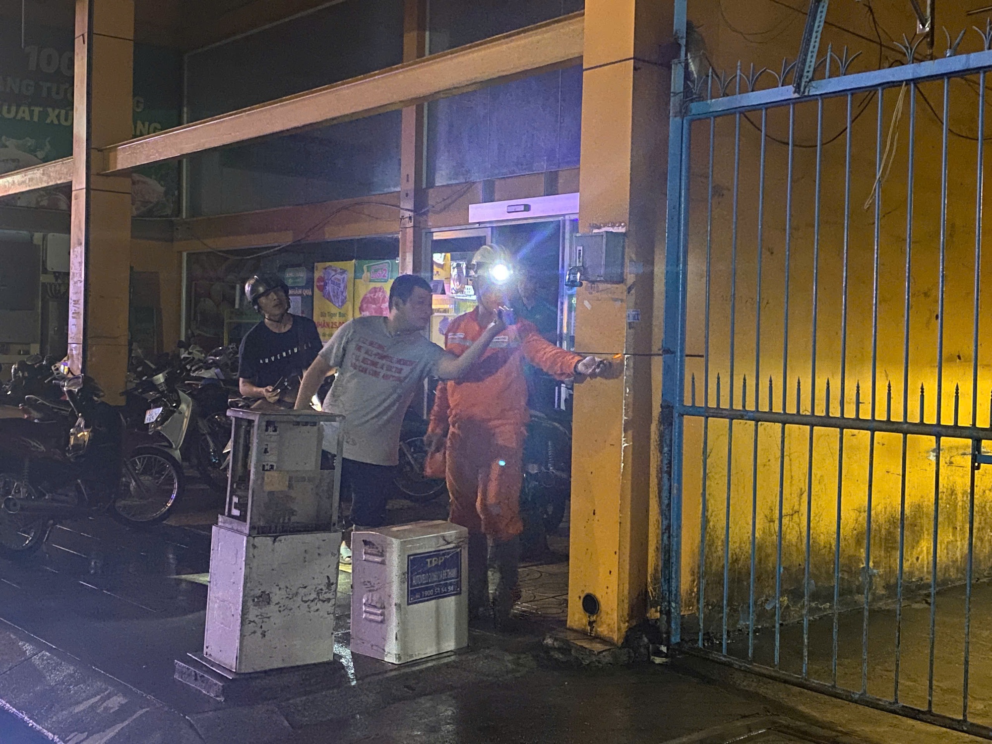 Nam thanh niên đang đi bộ gần tủ điện ở trung tâm TP HCM thì bất ngờ co giật, ngã xuống nguy kịch - Ảnh 1. Điện giật gây chết người ở trung tâm TP HCM - Ảnh 1.