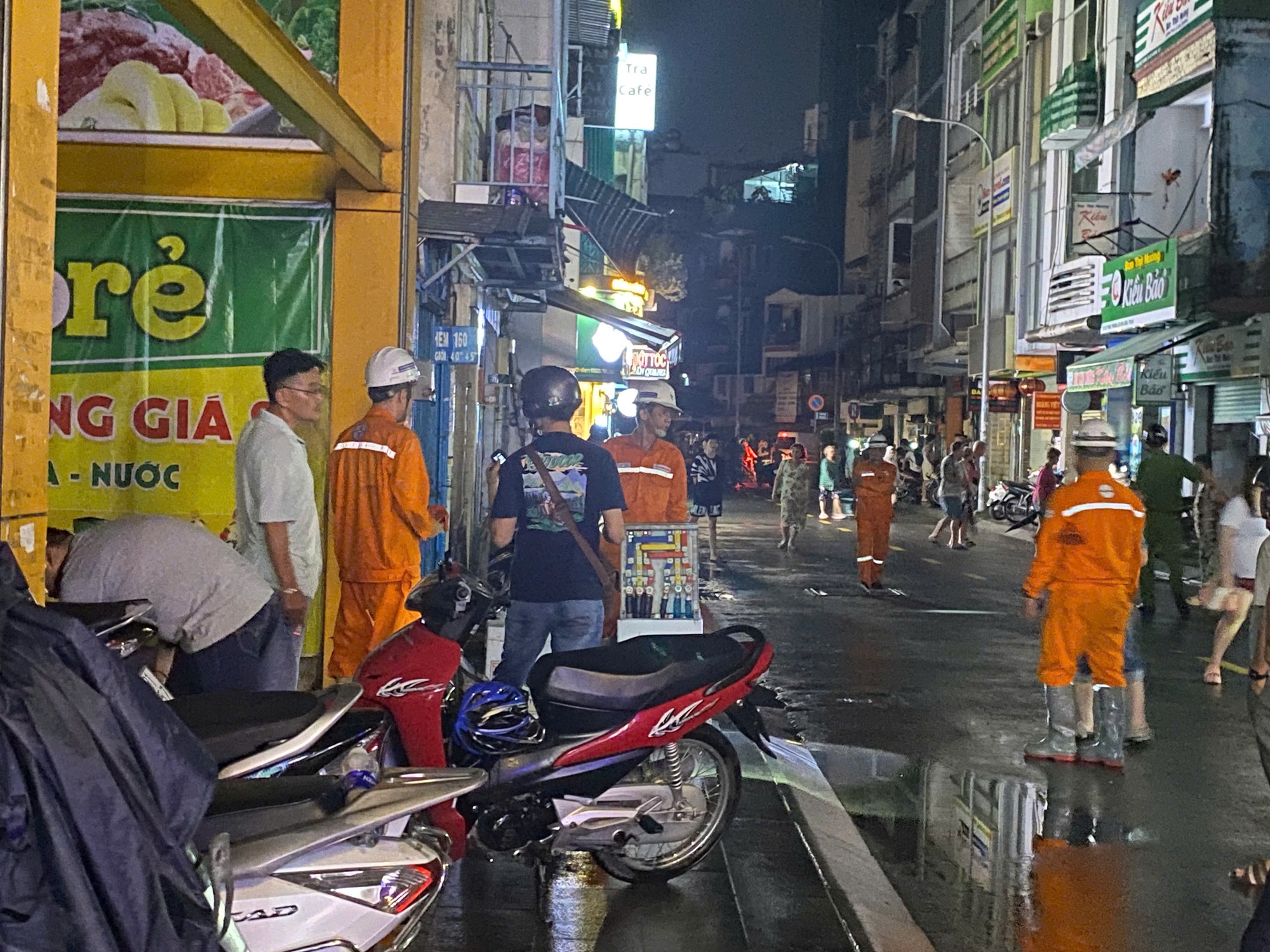 Nam thanh niên đang đi bộ gần tủ điện ở trung tâm TP HCM thì bất ngờ co giật, ngã xuống nguy kịch - Ảnh 3. Điện giật gây chết người ở trung tâm TP HCM - Ảnh 3.