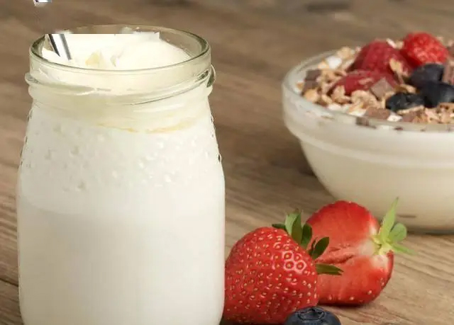 Người phụ nữ 61 tuổi uống sữa chua mỗi ngày trong 6 tháng, khám sức khỏe có 2 chỉ số khiến bác sĩ kinh ngạc thốt lên...- Ảnh 2.