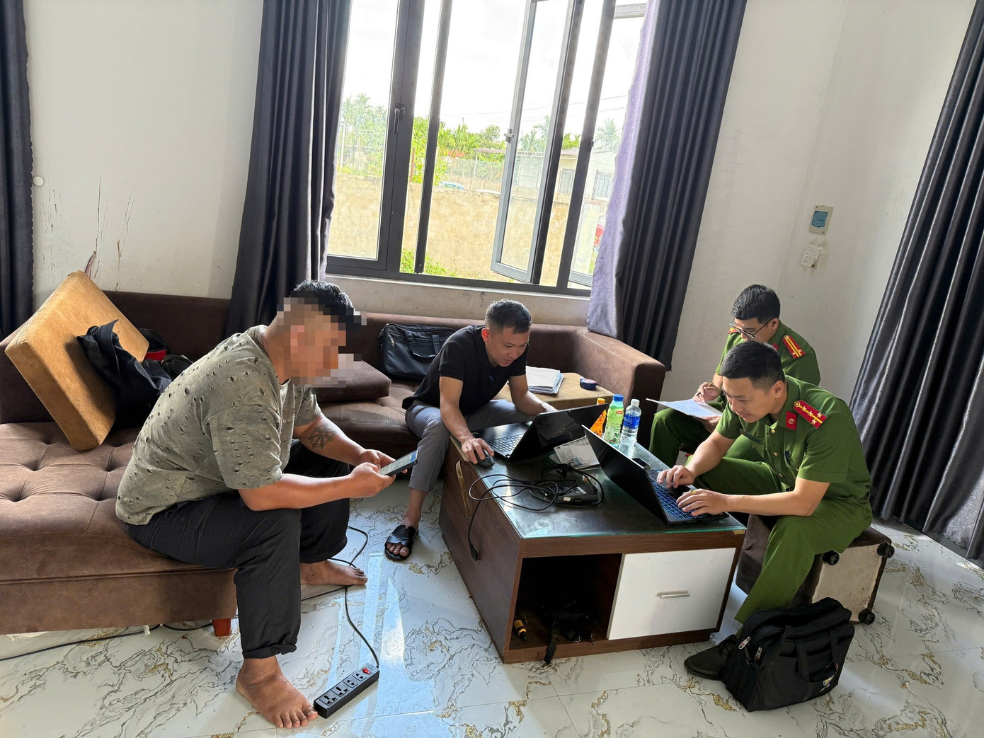 Vụ xích chân bé gái 9 tuổi ở Đắk Lắk: Công an triệu tập cha mẹ - Ảnh 1.