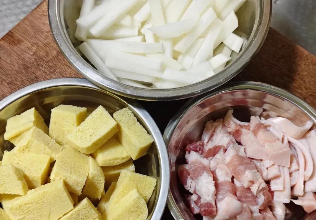 Đậu phụ đem đông lạnh rồi nấu theo cách này, cực ngon lại ấm bụng, dễ tiêu hóa - Ảnh 1.