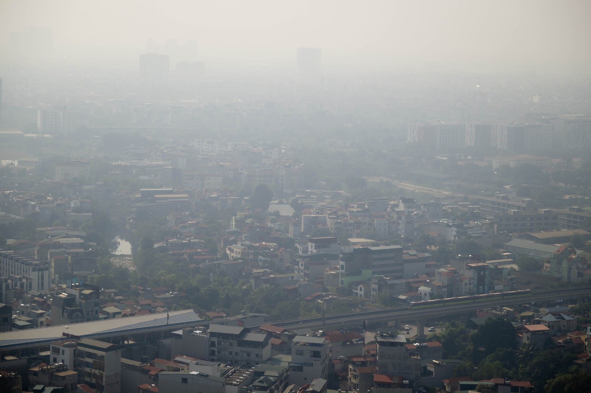 Hà Nội ô nhiễm bụi mịn nghiêm trọng ảnh hưởng sức khỏe người dân - Ảnh 8. Hà Nội ô nhiễm bụi mịn nghiêm trọng ảnh hưởng sức khỏe người dân - Ảnh 8.