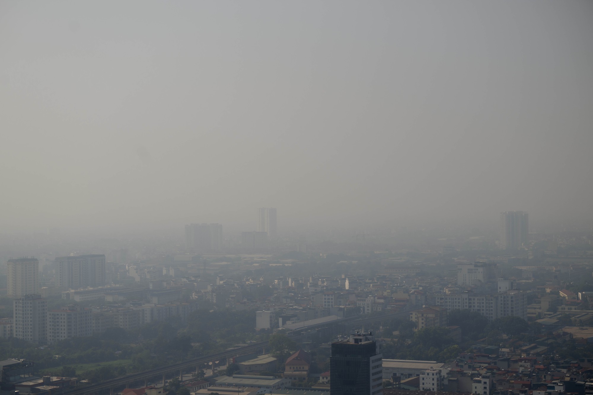 Hà Nội ô nhiễm bụi mịn nghiêm trọng ảnh hưởng sức khỏe người dân - Ảnh 2. Hà Nội ô nhiễm bụi mịn nghiêm trọng ảnh hưởng sức khỏe người dân - Ảnh 2.