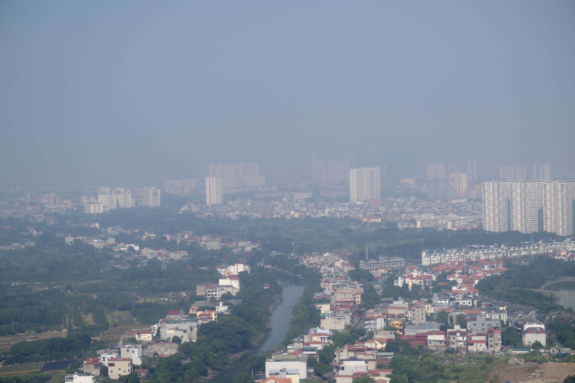 Hà Nội ô nhiễm bụi mịn nghiêm trọng ảnh hưởng sức khỏe người dân - Ảnh 6. Hà Nội ô nhiễm bụi mịn nghiêm trọng ảnh hưởng sức khỏe người dân - Ảnh 6.