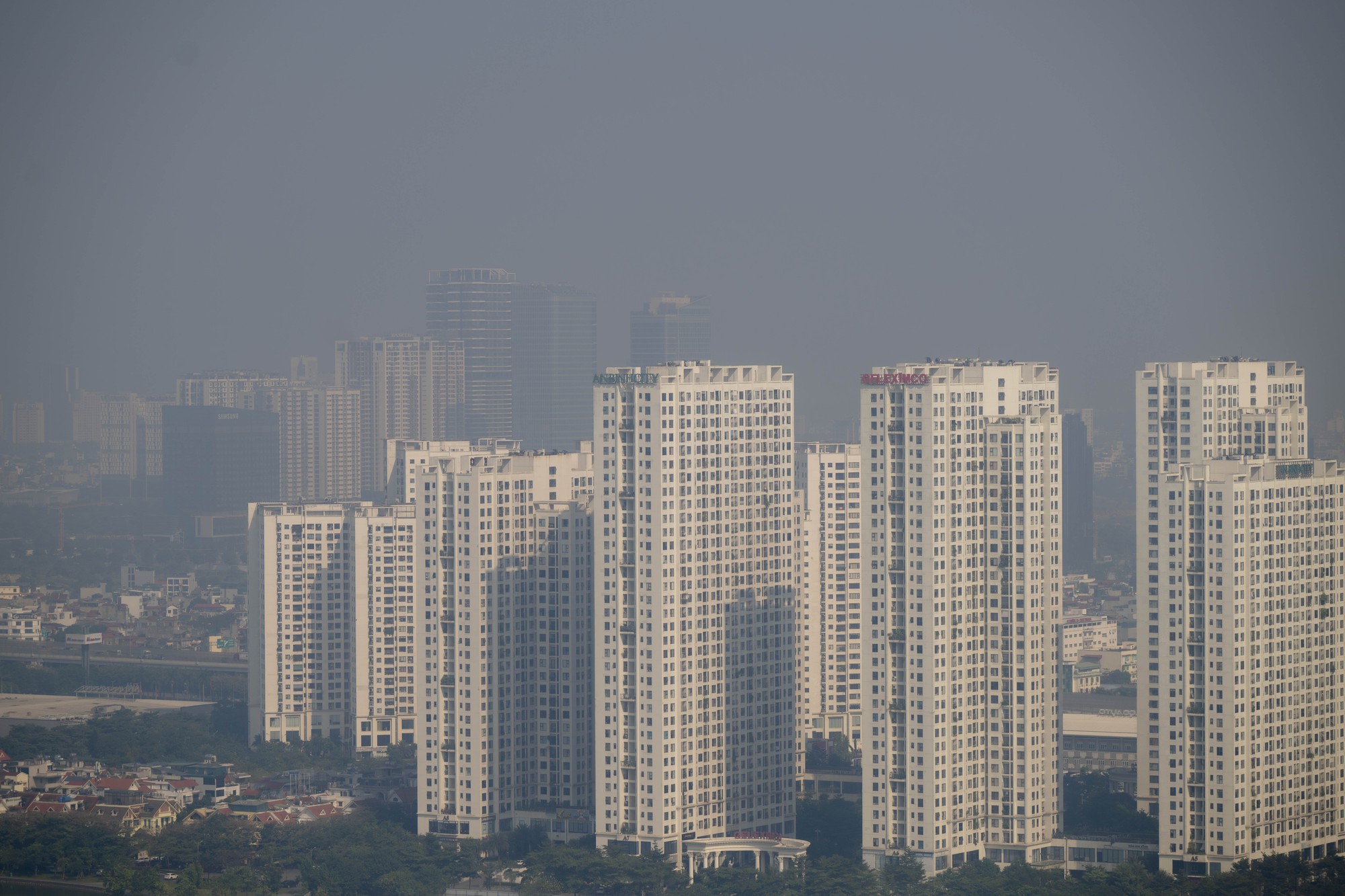 Hà Nội ô nhiễm bụi mịn nghiêm trọng ảnh hưởng sức khỏe người dân - Ảnh 5. Hà Nội ô nhiễm bụi mịn nghiêm trọng ảnh hưởng sức khỏe người dân - Ảnh 5.