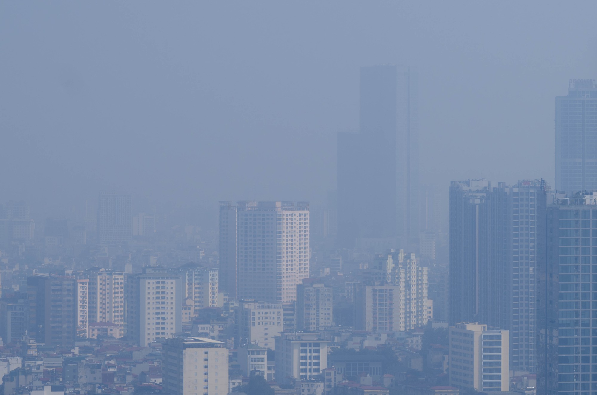 Hà Nội ô nhiễm bụi mịn nghiêm trọng ảnh hưởng sức khỏe người dân - Ảnh 3. Hà Nội ô nhiễm bụi mịn nghiêm trọng ảnh hưởng sức khỏe người dân - Ảnh 3.