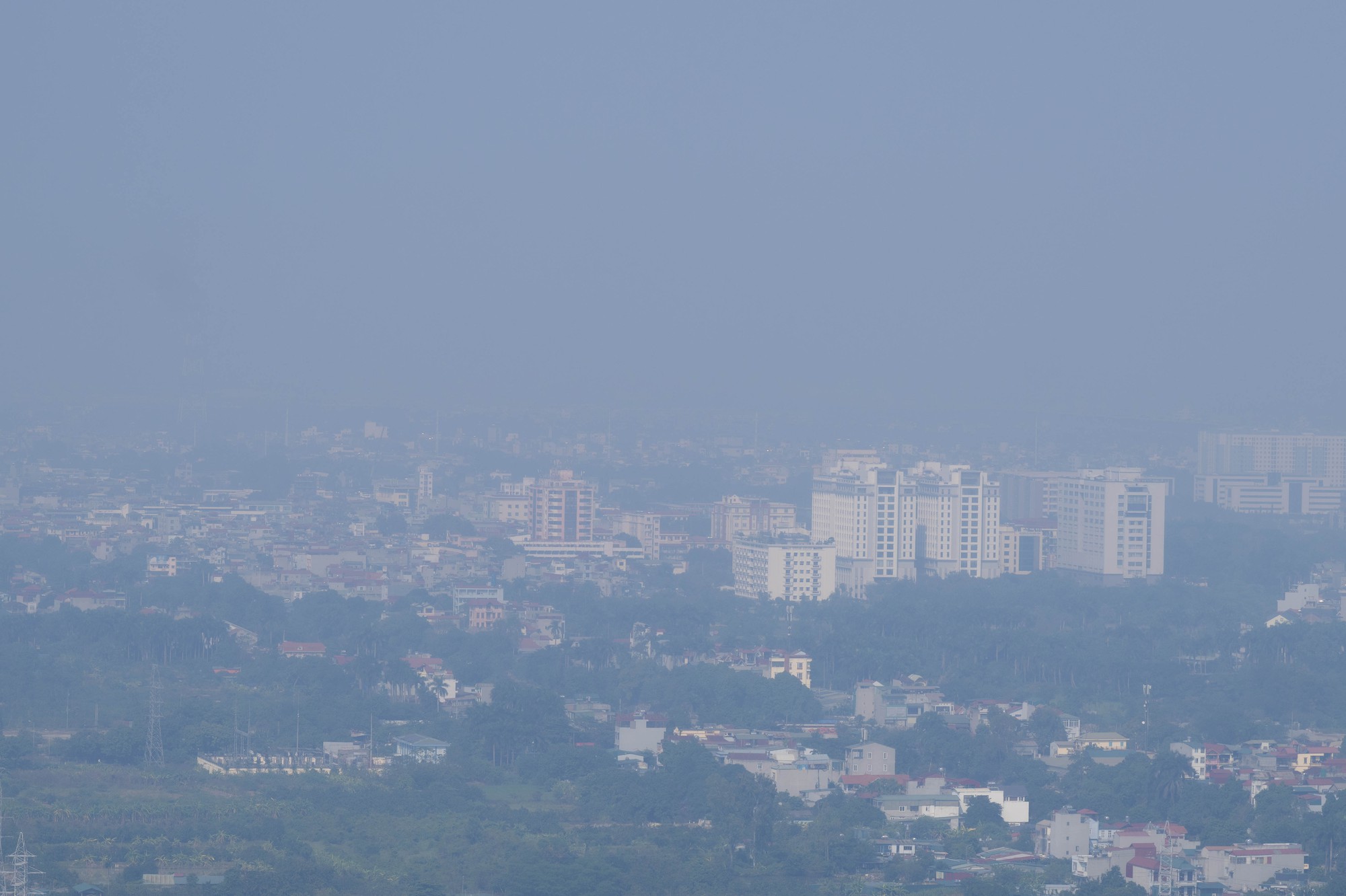 Hà Nội ô nhiễm bụi mịn nghiêm trọng ảnh hưởng sức khỏe người dân - Ảnh 4. Hà Nội ô nhiễm bụi mịn nghiêm trọng ảnh hưởng sức khỏe người dân - Ảnh 4.