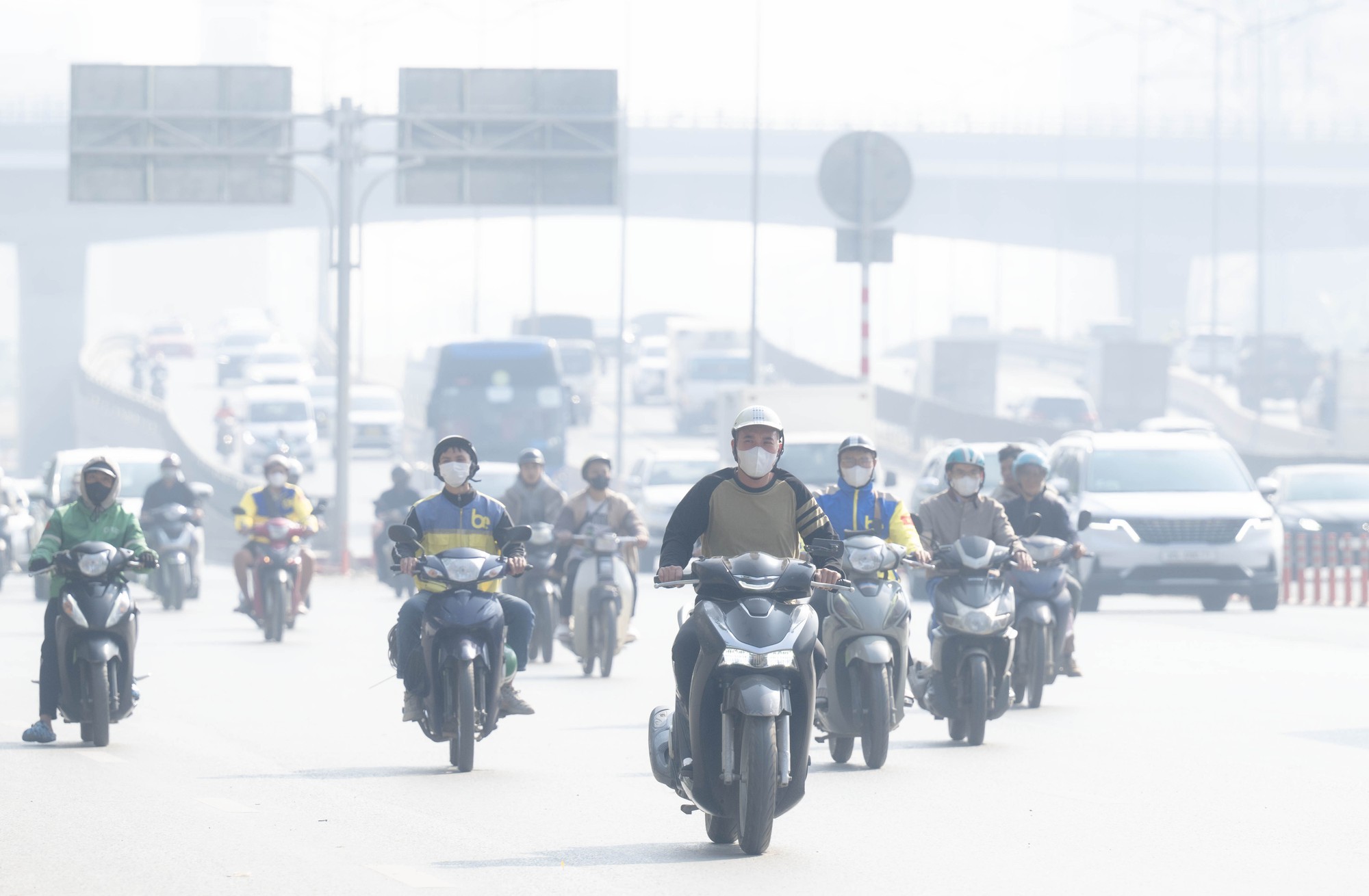 Hà Nội ô nhiễm bụi mịn nghiêm trọng ảnh hưởng sức khỏe người dân - Ảnh 17. Hà Nội ô nhiễm bụi mịn nghiêm trọng ảnh hưởng sức khỏe người dân - Ảnh 17.