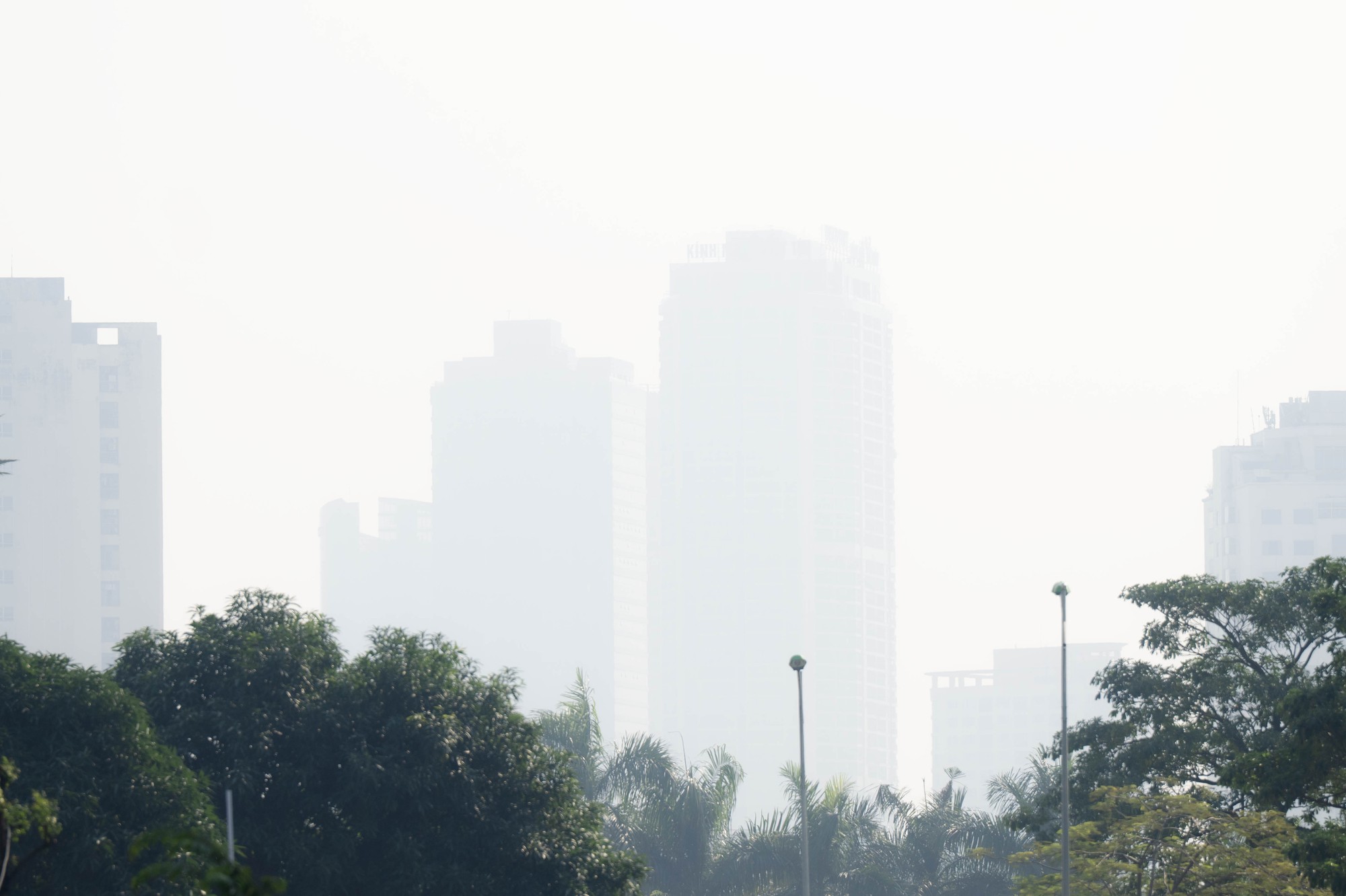 Hà Nội ô nhiễm bụi mịn nghiêm trọng ảnh hưởng sức khỏe người dân - Ảnh 13. Hà Nội ô nhiễm bụi mịn nghiêm trọng ảnh hưởng sức khỏe người dân - Ảnh 13.