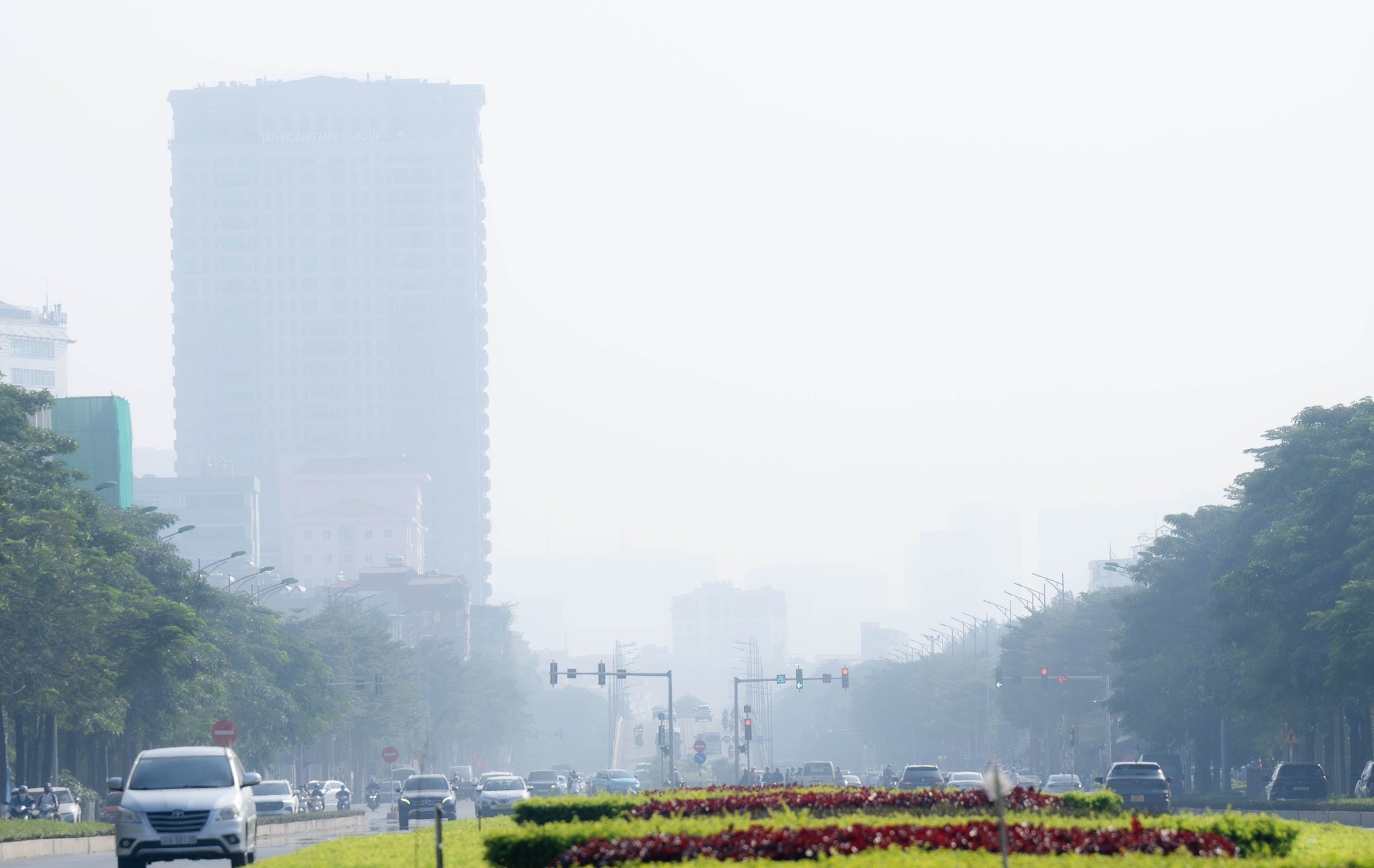 Hà Nội ô nhiễm bụi mịn nghiêm trọng ảnh hưởng sức khỏe người dân - Ảnh 12. Hà Nội ô nhiễm bụi mịn nghiêm trọng ảnh hưởng sức khỏe người dân - Ảnh 12.