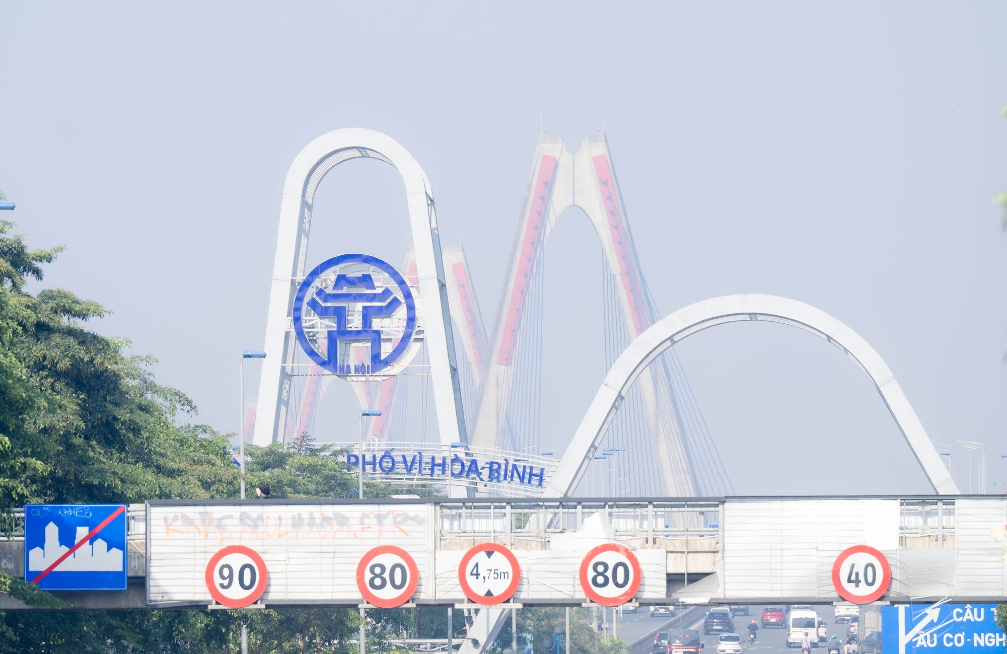 Hà Nội ô nhiễm bụi mịn nghiêm trọng ảnh hưởng sức khỏe người dân - Ảnh 16. Hà Nội ô nhiễm bụi mịn nghiêm trọng ảnh hưởng sức khỏe người dân - Ảnh 16.