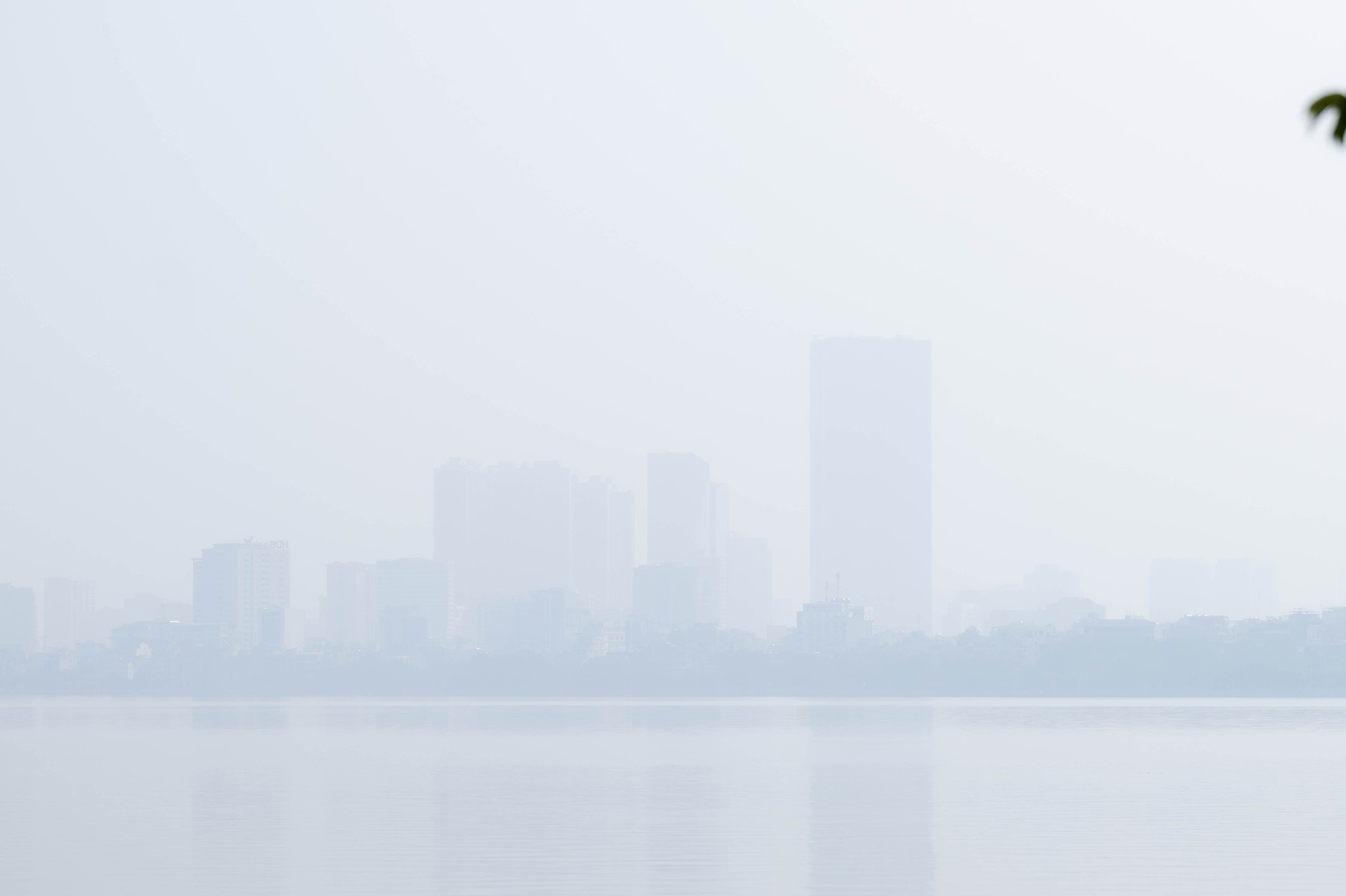 Hà Nội ô nhiễm bụi mịn nghiêm trọng ảnh hưởng sức khỏe người dân - Ảnh 15. Hà Nội ô nhiễm bụi mịn nghiêm trọng ảnh hưởng sức khỏe người dân - Ảnh 15.