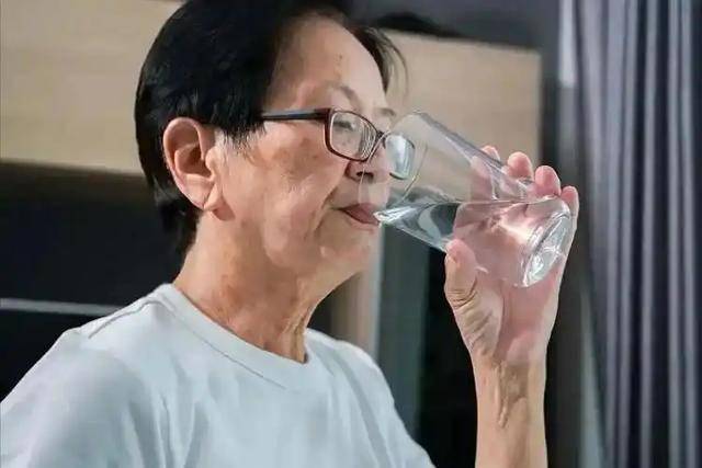 Các bác sĩ đã phát hiện ra rằng những người uống nhiều nước sau khi thức dậy có thể trải qua 6 thay đổi này trong cơ thể chỉ trong vòng 3 tháng! - Ảnh 1.