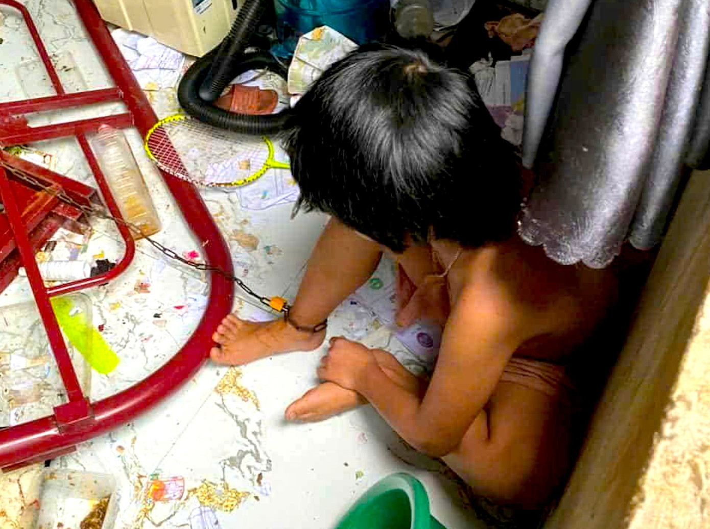 Vụ xích chân bé gái 9 tuổi ở Đắk Lắk: Công an triệu tập cha mẹ - Ảnh 2.