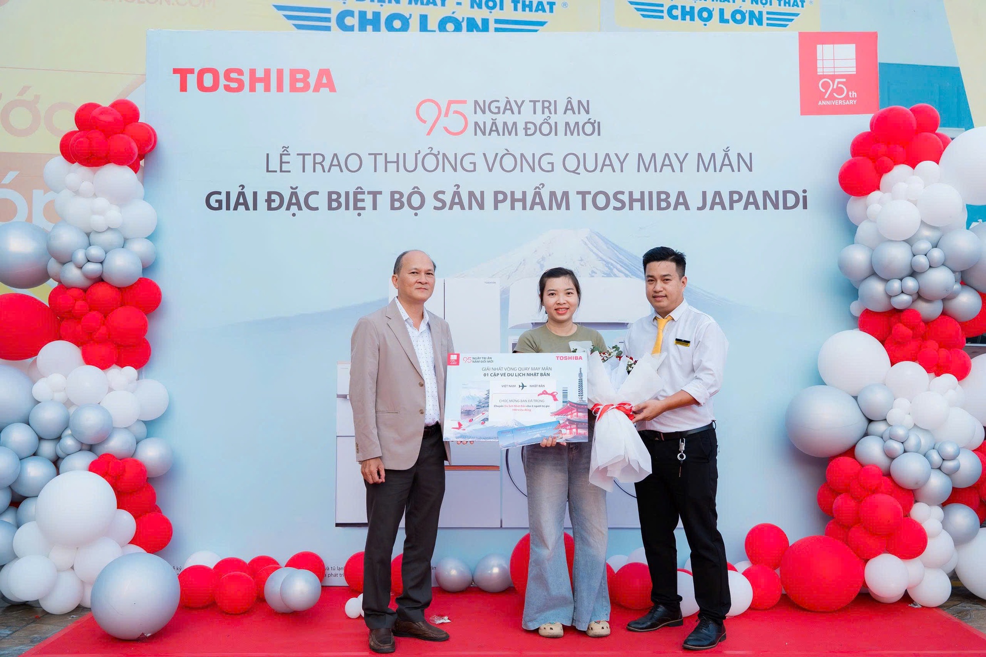 Mừng hành trình 95 năm tiên phong đổi mới, Toshiba trao giải đặc biệt đầu tiên, trị giá 185 triệu đồng cho khách hàng- Ảnh 2.