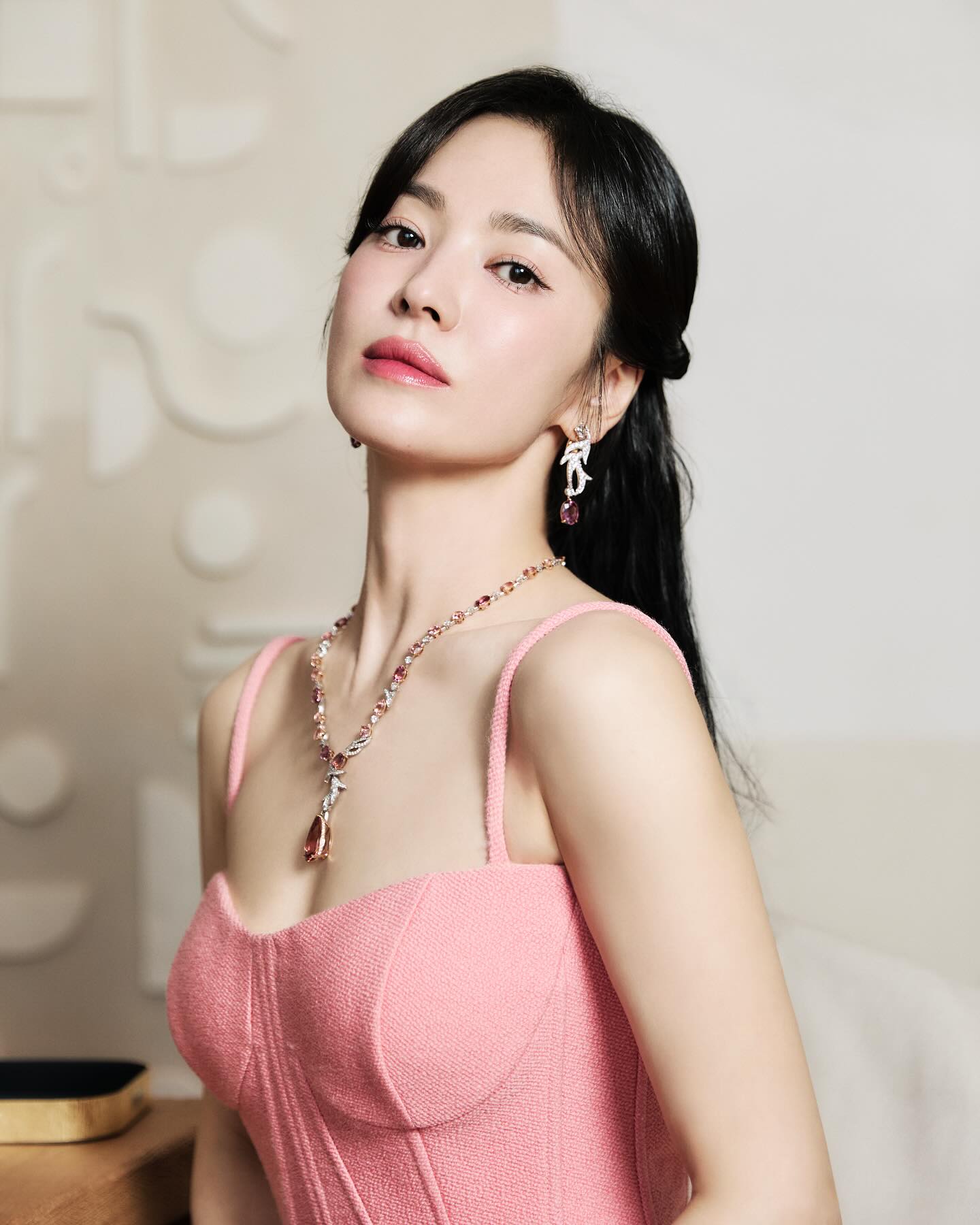 5 mỹ nhân lệch chuẩn mặt V-line vẫn đẹp rụng rời: Song Hye Kyo, Kim Ji Won đều góp mặt- Ảnh 3. 5 mỹ nhân lệch chuẩn mặt V-line vẫn đẹp rụng rời: Song Hye Kyo, Kim Ji Won đều góp mặt- Ảnh 3.
