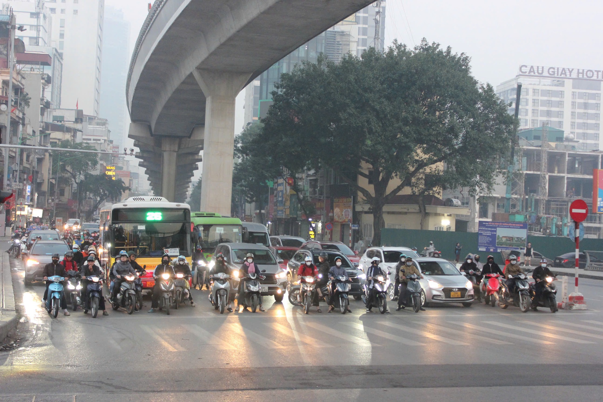 T&igrave;nh h&igrave;nh giao th&ocirc;ng tại H&agrave; Nội ng&agrave;y đầu camera AI hoạt động hiệu quả r&otilde; rệt - Ảnh 1.