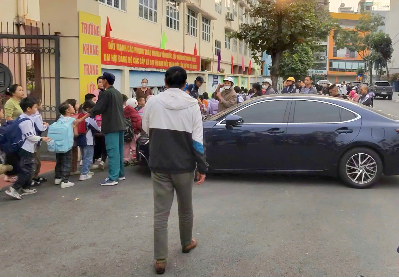 Hiệu trưởng trường Tiểu học Quang Trung đỗ Lexus trước cổng trường: Phản ứng của lãnh đạo Hạ Long - Ảnh 1.