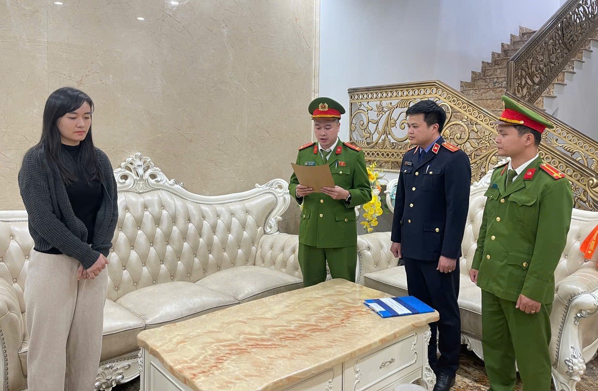 Ảnh: Khám xét nơi ở và nơi làm việc của vợ chồng chủ tiệm vàng lớn nhất Thanh Hóa - Ảnh 7.