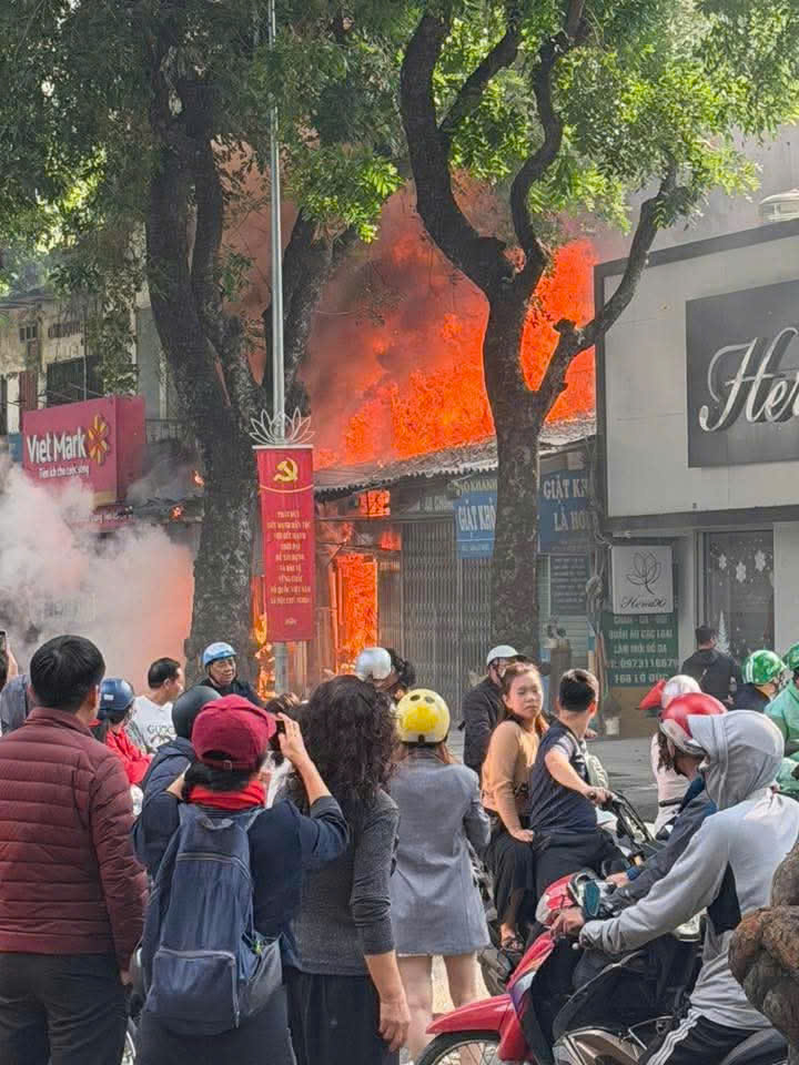 Vụ cháy lớn trên phố Lò Đúc Hà Nội khiến người dân hoảng sợ - Ảnh 1. Vụ cháy lớn trên phố Lò Đúc Hà Nội khiến người dân hoảng sợ - Ảnh 1.