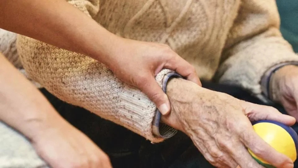 Người đàn ông có tiền, sống trong viện dưỡng lão cao cấp nhưng vì 1 câu nói mà cảm thấy 