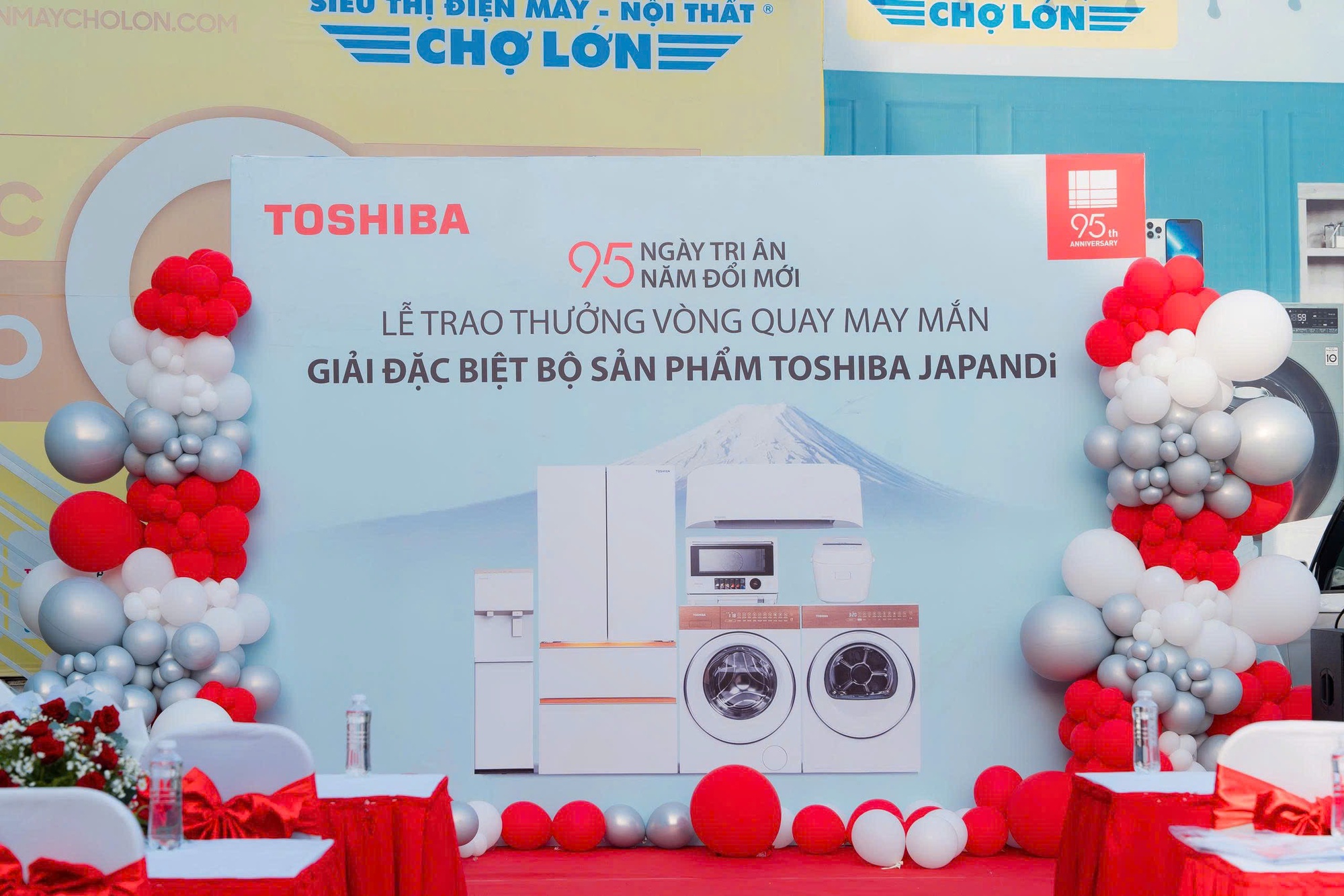 Mừng hành trình 95 năm tiên phong đổi mới, Toshiba trao giải đặc biệt đầu tiên, trị giá 185 triệu đồng cho khách hàng- Ảnh 1.