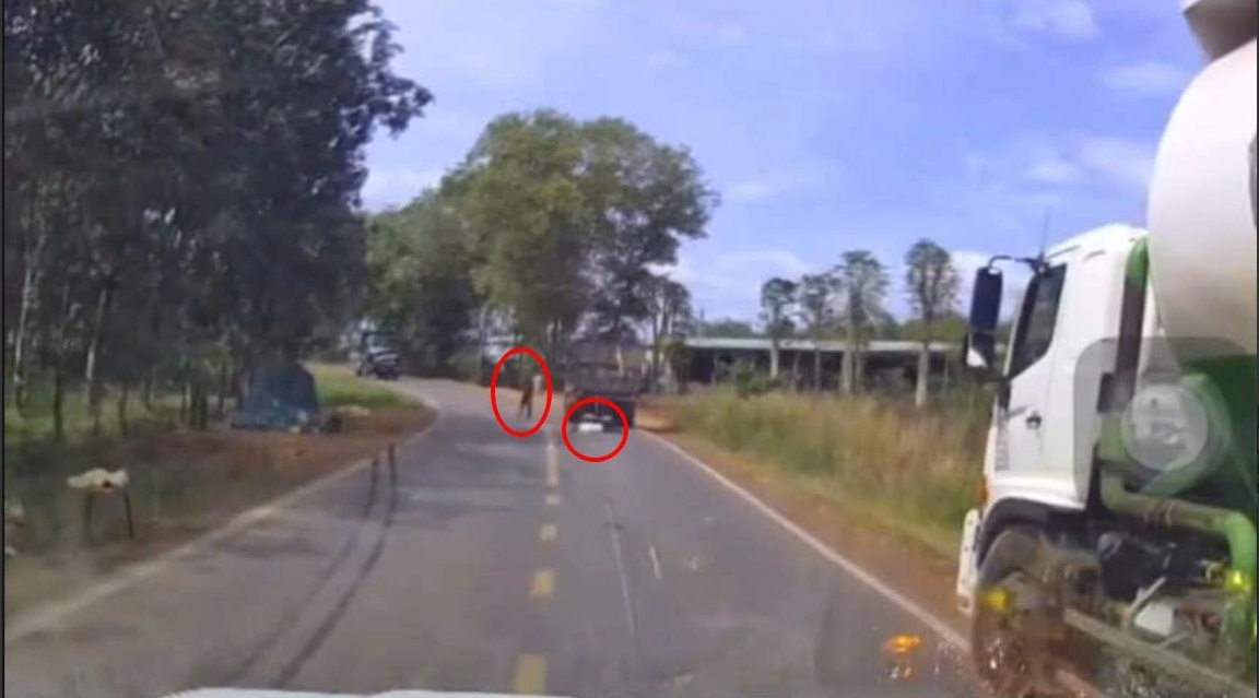 Camera ghi lại vụ tai nạn xe tải đâm người đi bộ ở Đồng Nai - Ảnh 3. Camera ghi lại vụ tai nạn xe tải đâm người đi bộ ở Đồng Nai - Ảnh 3.