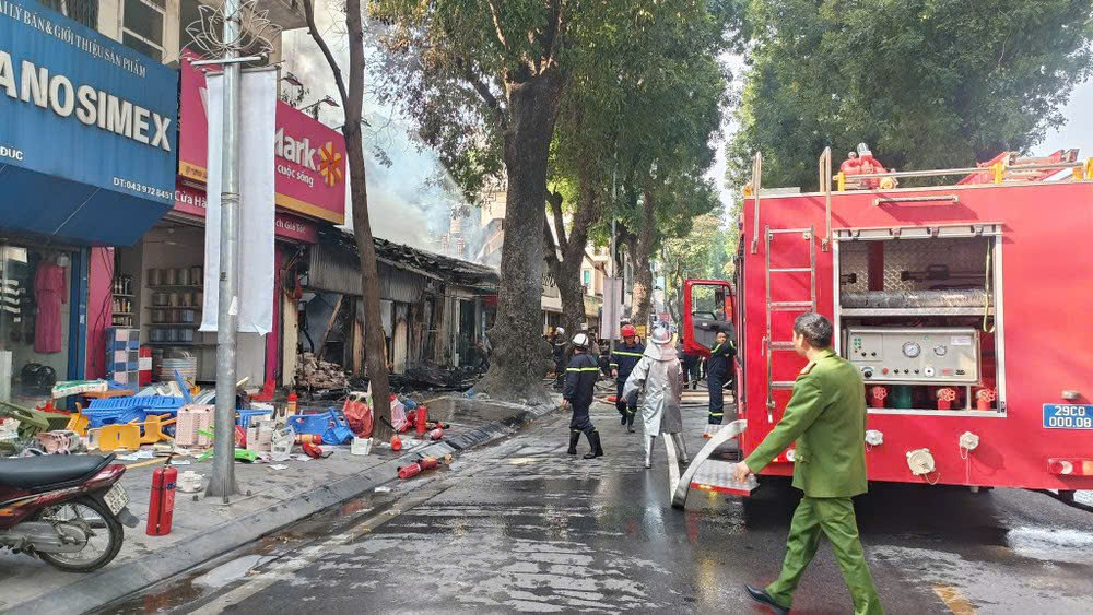 Vụ cháy lớn trên phố Lò Đúc Hà Nội khiến người dân hoảng sợ - Ảnh 2. Vụ cháy lớn trên phố Lò Đúc Hà Nội khiến người dân hoảng sợ - Ảnh 2.