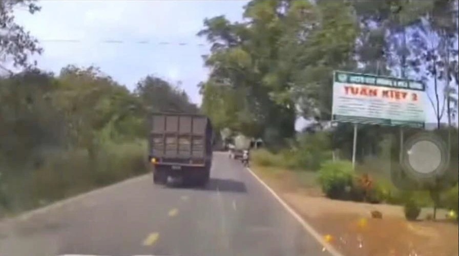 Camera ghi lại vụ tai nạn xe tải đâm người đi bộ ở Đồng Nai - Ảnh 1. Camera ghi lại vụ tai nạn xe tải đâm người đi bộ ở Đồng Nai - Ảnh 1.