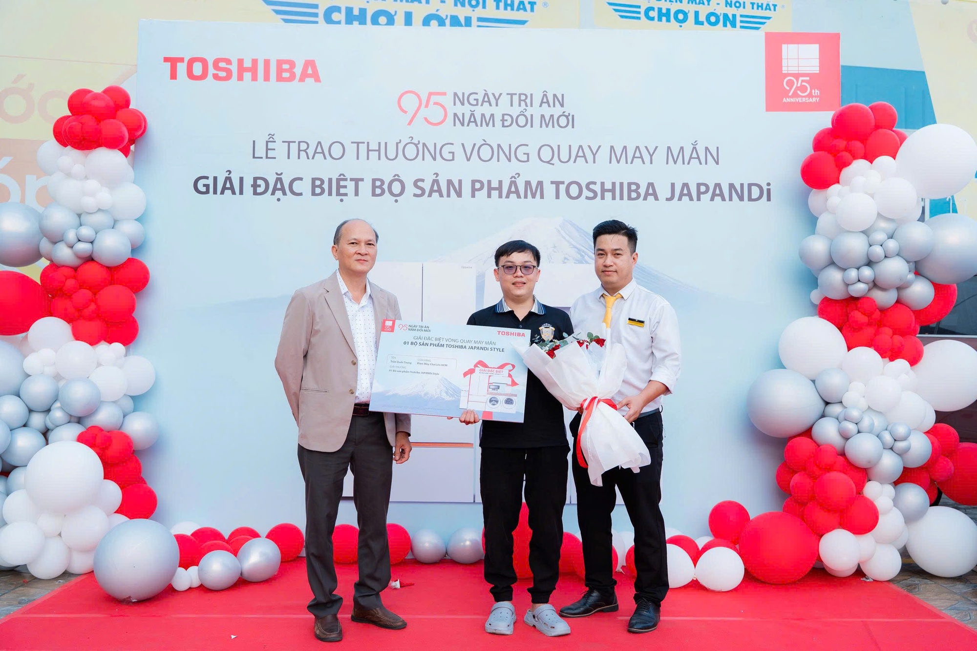 Mừng hành trình 95 năm tiên phong đổi mới, Toshiba trao giải đặc biệt đầu tiên, trị giá 185 triệu đồng cho khách hàng- Ảnh 3.