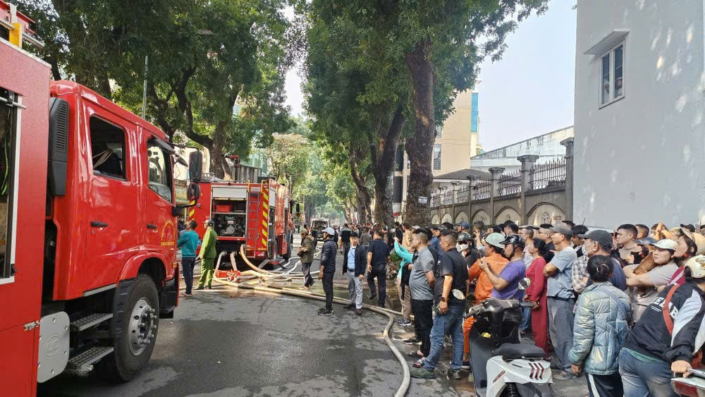 Vụ cháy lớn trên phố Lò Đúc Hà Nội khiến người dân hoảng sợ - Ảnh 3. Vụ cháy lớn trên phố Lò Đúc Hà Nội khiến người dân hoảng sợ - Ảnh 3.