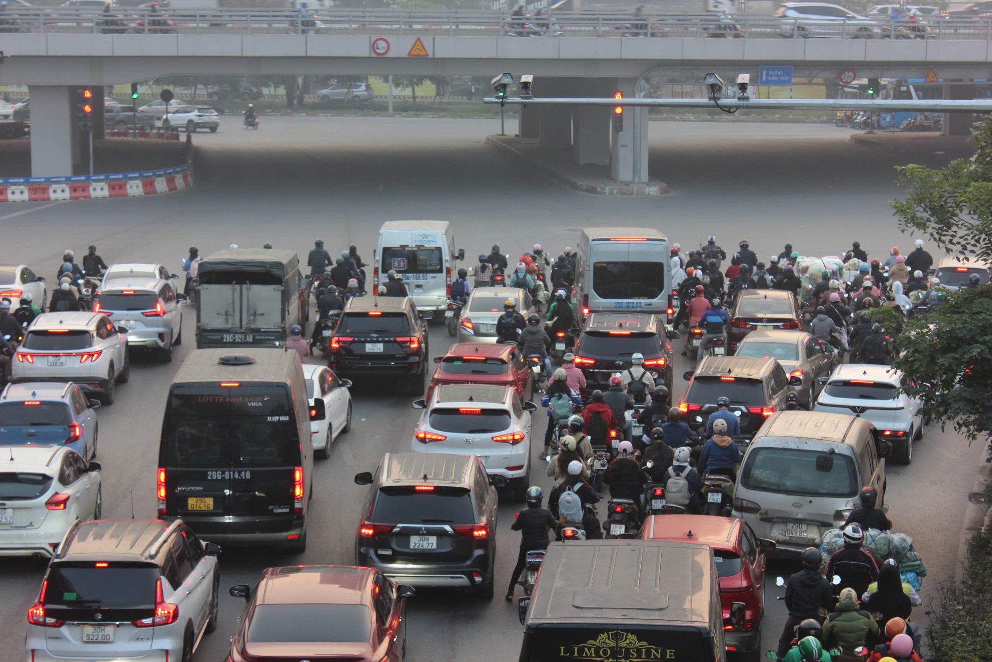 T&igrave;nh h&igrave;nh giao th&ocirc;ng tại H&agrave; Nội ng&agrave;y đầu camera AI hoạt động hiệu quả r&otilde; rệt - Ảnh 2.