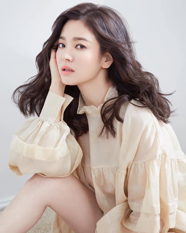 5 mỹ nhân lệch chuẩn mặt V-line vẫn đẹp rụng rời: Song Hye Kyo, Kim Ji Won đều góp mặt- Ảnh 1. 5 mỹ nhân lệch chuẩn mặt V-line vẫn đẹp rụng rời: Song Hye Kyo, Kim Ji Won đều góp mặt- Ảnh 1.