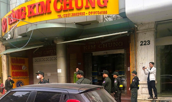 Ảnh: Khám xét nơi ở và nơi làm việc của vợ chồng chủ tiệm vàng lớn nhất Thanh Hóa - Ảnh 3.