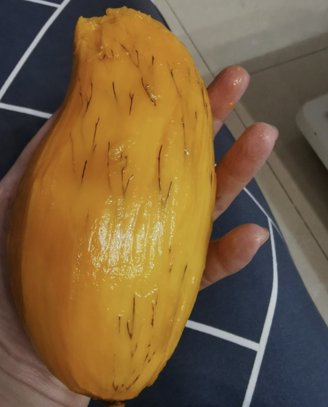 Gọt xoài thấy nhiều đường 