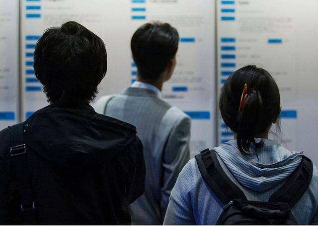 Một kiểu ĂN BÁM mới đang lan rộng - Con cái học cao nhưng cha mẹ lo sốt vó: 