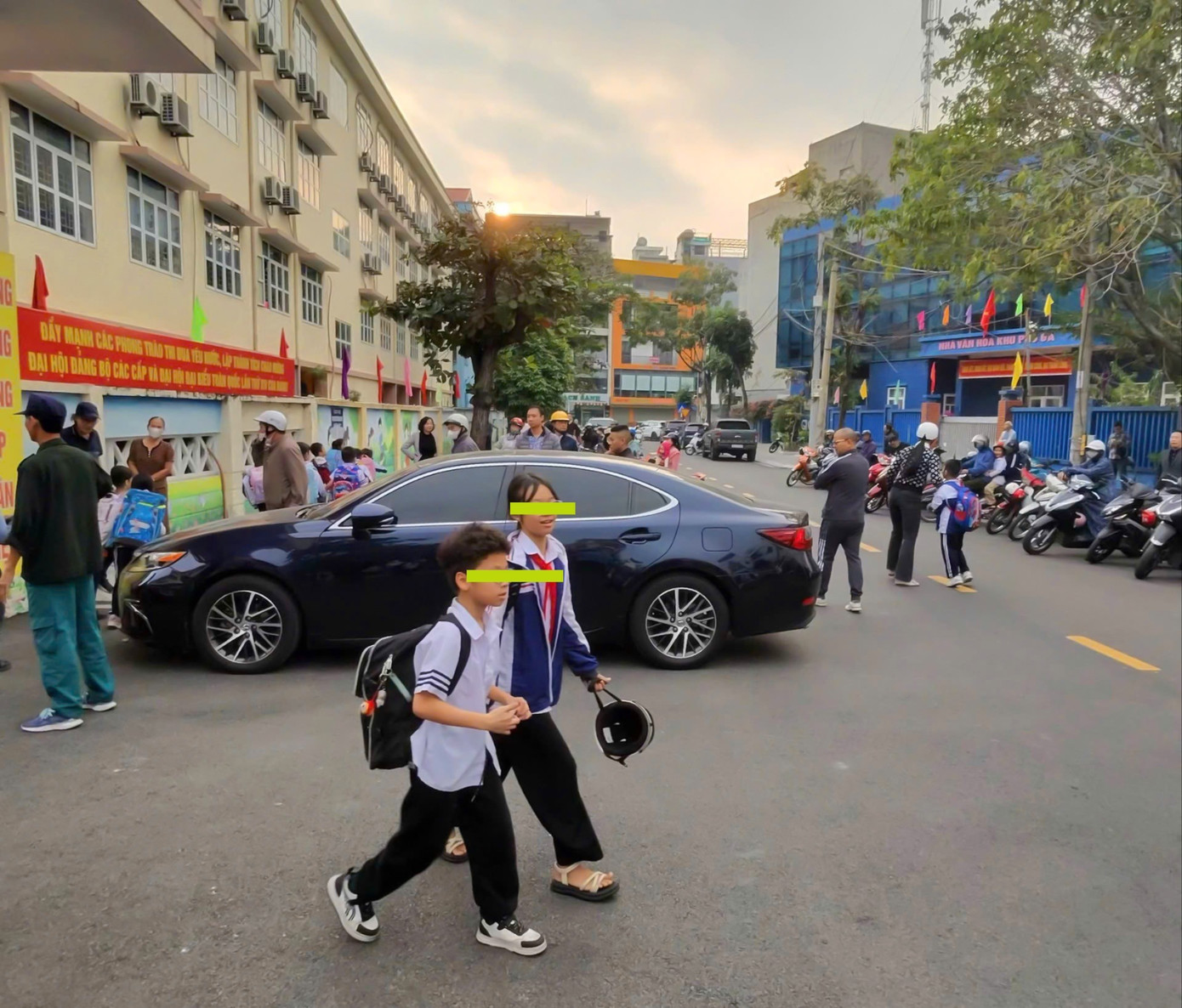 Hiệu trưởng trường Tiểu học Quang Trung đỗ Lexus trước cổng trường: Phản ứng của lãnh đạo Hạ Long - Ảnh 2.