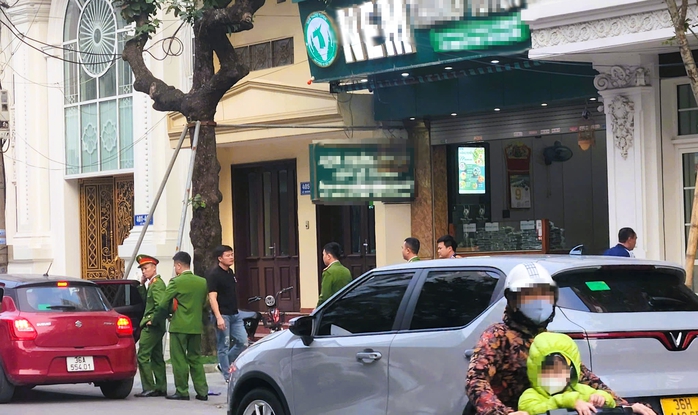 Ảnh: Khám xét nơi ở và nơi làm việc của vợ chồng chủ tiệm vàng lớn nhất Thanh Hóa - Ảnh 2.