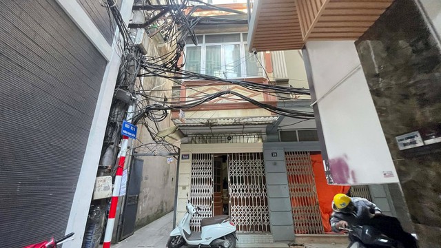 Vụ nổ súng bắn cảnh sát ở Hà Nội: Phát hiện chất ma tuý cực độc khi khám nhà đối tượng cầm đầu - Ảnh 1.