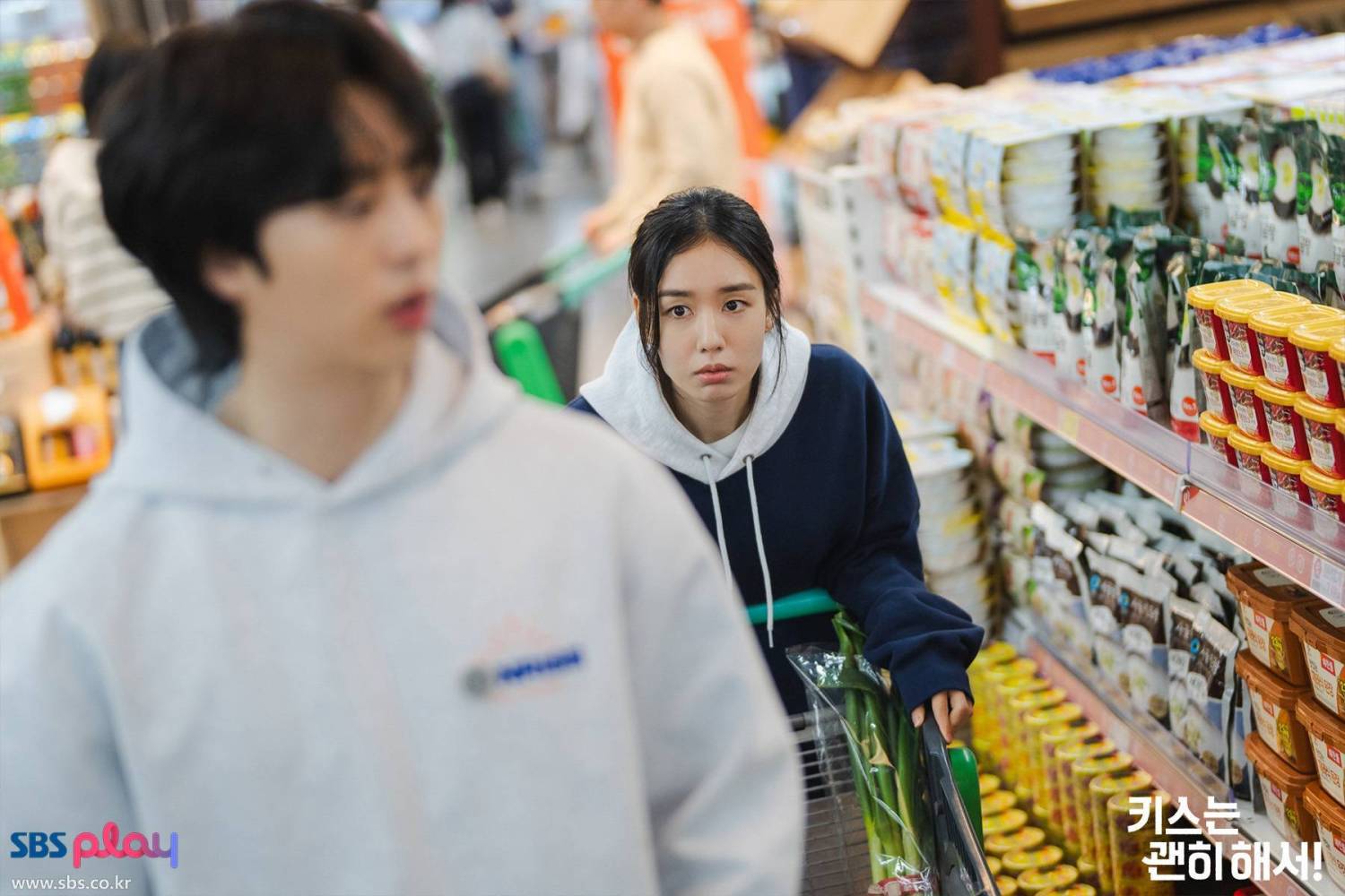 Hậu trường phim Dynamite Kiss: Khám phá bí mật và cảm xúc từ cặp đôi chính - Ảnh 5. Hậu trường phim Dynamite Kiss: Khám phá bí mật và cảm xúc từ cặp đôi chính - Ảnh 5.