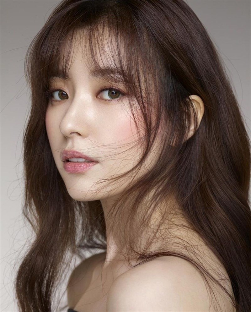 5 mỹ nhân lệch chuẩn mặt V-line vẫn đẹp rụng rời: Song Hye Kyo, Kim Ji Won đều góp mặt- Ảnh 19. 5 mỹ nhân lệch chuẩn mặt V-line vẫn đẹp rụng rời: Song Hye Kyo, Kim Ji Won đều góp mặt- Ảnh 19.