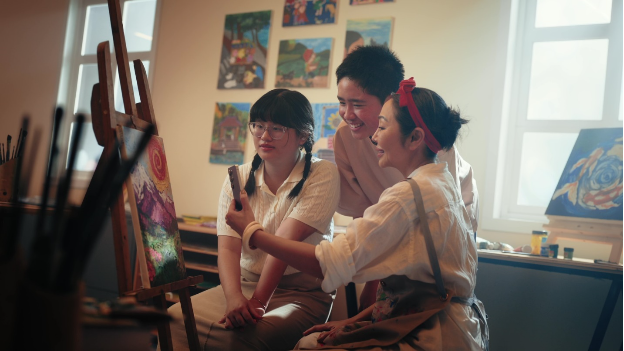 Gặp gỡ người mẹ đang giúp thế giới mở lòng với trẻ tự kỷ với sự trợ giúp của công nghệ - Ảnh 1.