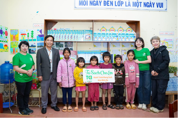 Giữa mưa lạnh, món quà nhỏ thắp lên niềm vui lớn cho học trò - Ảnh 2.