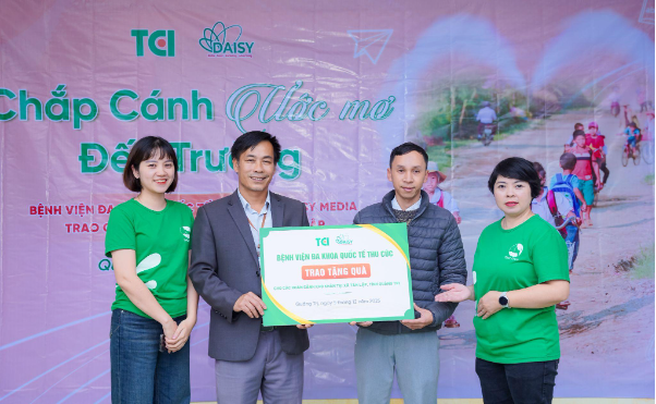 Giữa mưa lạnh, món quà nhỏ thắp lên niềm vui lớn cho học trò - Ảnh 3.