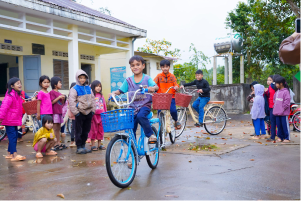 Giữa mưa lạnh, món quà nhỏ thắp lên niềm vui lớn cho học trò - Ảnh 5.