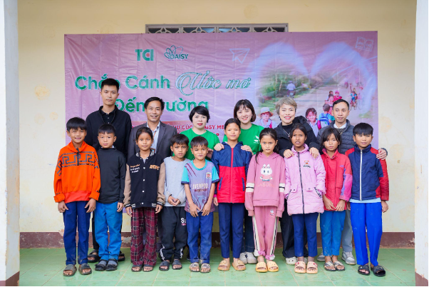 Giữa mưa lạnh, món quà nhỏ thắp lên niềm vui lớn cho học trò - Ảnh 6.