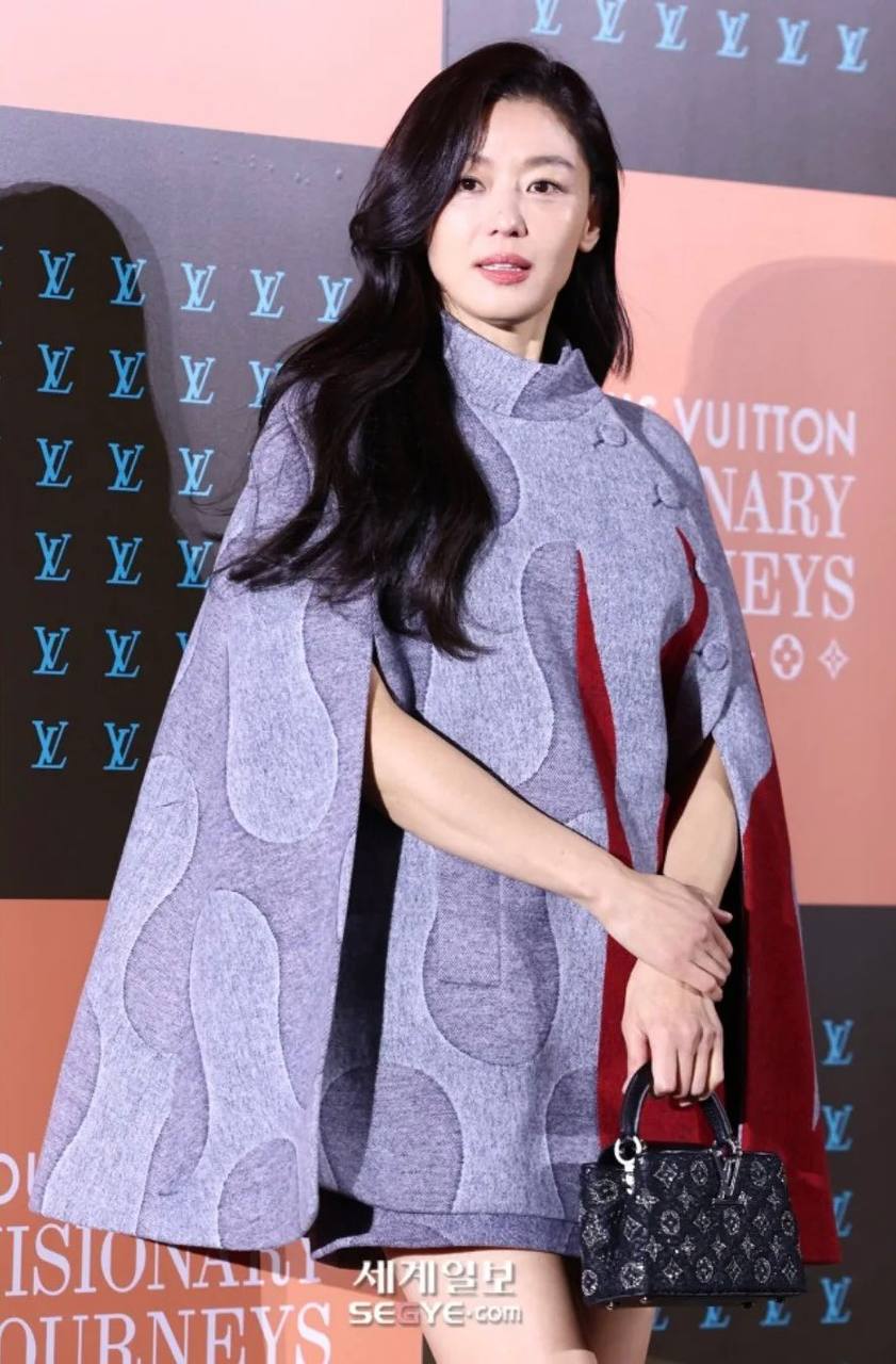 5 mỹ nhân lệch chuẩn mặt V-line vẫn đẹp rụng rời: Song Hye Kyo, Kim Ji Won đều góp mặt- Ảnh 7. 5 mỹ nhân lệch chuẩn mặt V-line vẫn đẹp rụng rời: Song Hye Kyo, Kim Ji Won đều góp mặt- Ảnh 7.