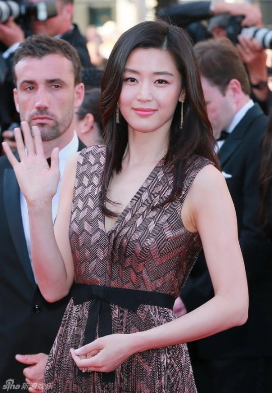 5 mỹ nhân lệch chuẩn mặt V-line vẫn đẹp rụng rời: Song Hye Kyo, Kim Ji Won đều góp mặt- Ảnh 8. 5 mỹ nhân lệch chuẩn mặt V-line vẫn đẹp rụng rời: Song Hye Kyo, Kim Ji Won đều góp mặt- Ảnh 8.